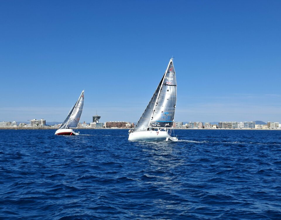Régate de voiliers du Cercle Nautique de Palavas devant le littoral et la phare de Palavas-les-Flots.