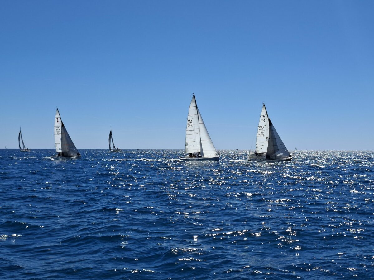 Voiliers en course sous le soleil lors du Challenge Nautique du 13 septembre 2026 à Palavas.