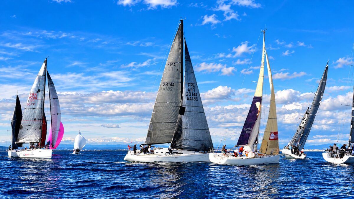 Flotte de voiliers de régate IRC en course au large de Palavas-les-Flots.