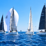 Alignement de voiliers de régate en mer lors de l'Occitania Cup au large de Sète.
